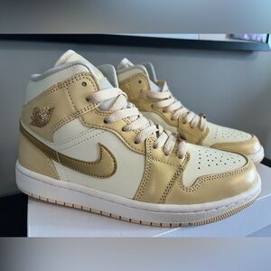 Air Jordan 1 Mid SE “Pale Vanilla/Metallic Gold” Womens